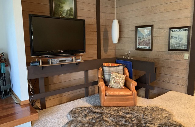Relax in Privacy in this large Condo, Perfectly Located In Mammoth!