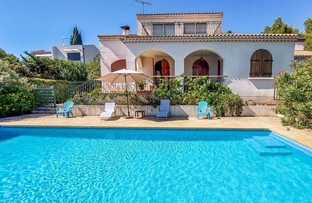 Relax in this vacation home surrounded by pine forests and a wonderful view of the Etang de Thau.
