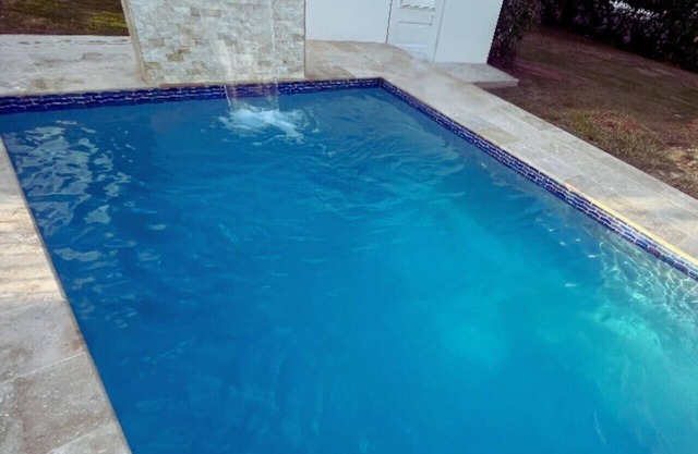 Relax in your own pool! Sleeps 6, 3 bed, 2 bath 1/2 acre yard, close to ferry.