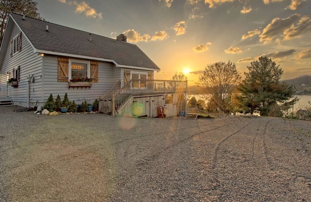 RELAX! RELAX! Emaline's Cottage @ Lake Chatuge.."Bright, airy and comfortable!"
