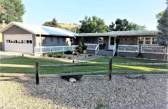 RELAX & STAY AWHILE, WALK TO CANYON LAKE , HIKING TRAILS, KAYAKING & FISHING
