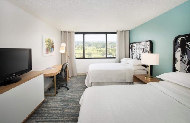 Relax & Unwind! 4 Friendly Units Pool, Close to Miami Cruise Ship Terminals!
