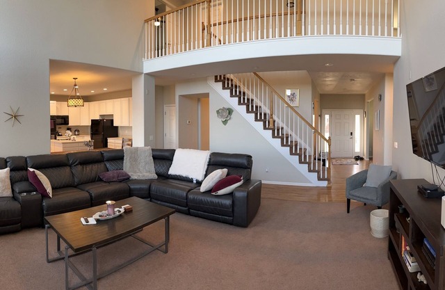 Relax with the whole family. Spacious home. Close to shopping and hiking trails