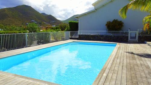 Relaxation 100 m from Orient Bay