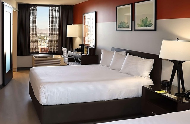 Relaxation and Entertainment! 3 Comfortable Units, Outdoor Pool, Free Parking