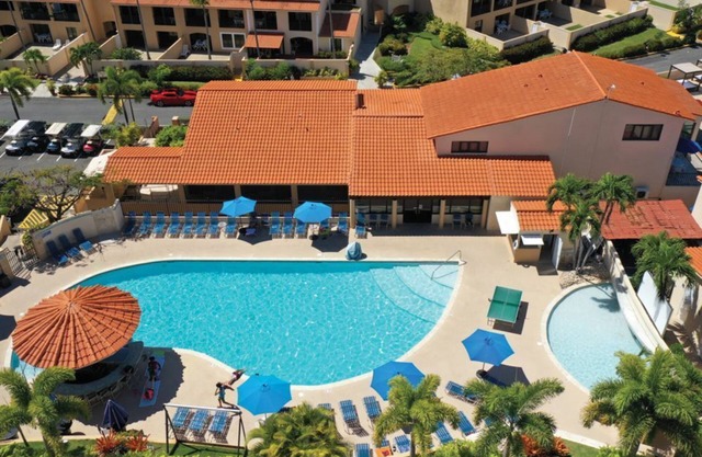 Relaxing 1BR Condo at Park Royal Club Cala near Ermita Guzmán