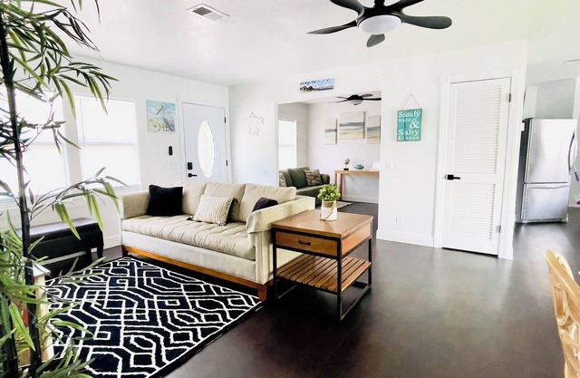 Relaxing 3BD/2BA Gateway. Near Siesta Beach!