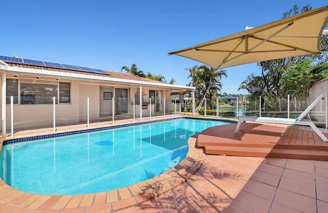 Relaxing 4BR Robina Escape with Parking and Pool
