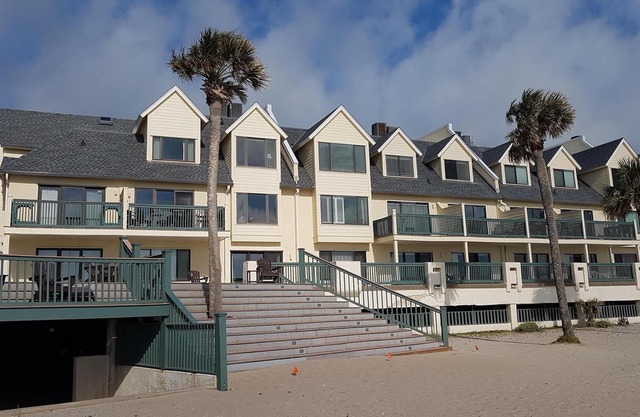 Relaxing beachfront condo