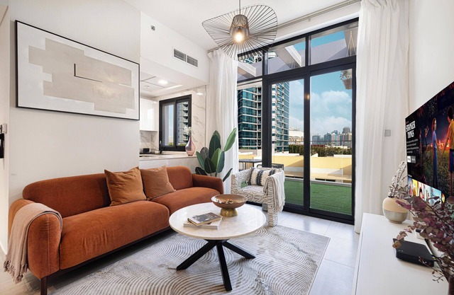 Relaxing & Bright 1BR in JVC
