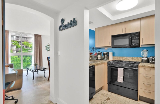 Relaxing Condo Hotel in the Grove, Free Parking