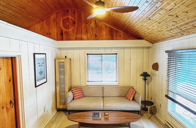 Relaxing cottage on the shores of Upper Rideau Lake.