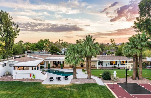 Relaxing Desert Oasis–Outdoor Fun+Pool - Sleeps 17
