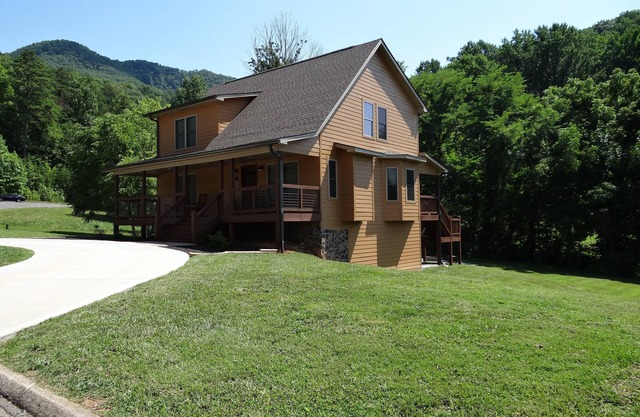 Relaxing Family Cabin, Easy Access, Large Yard & Game Rm, Fire Pit, HotTub, WiFi