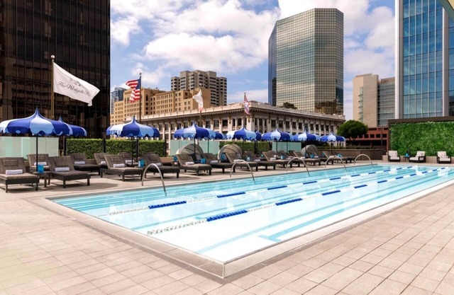 Relaxing Family Getaway in Downtown | 2 Rooms w/Rooftop Pool Access