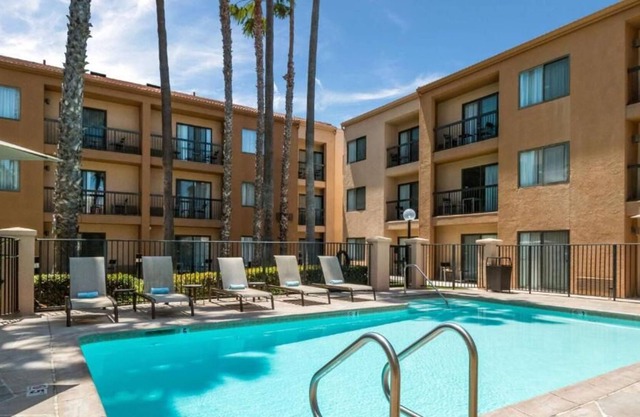 Relaxing Getaway Awaits! 2 Modern Units with View, Pet-friendly, Swimming Pool!