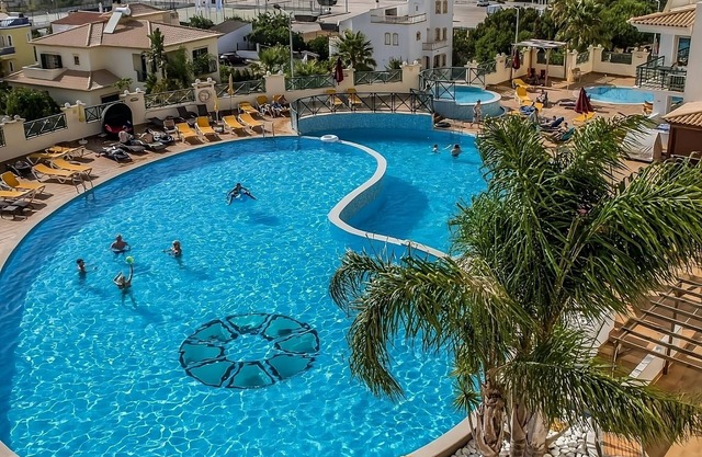 Relaxing Getaway Awaits! 2 Comfortable Units, 2 Swimming Pools, Free Parking!