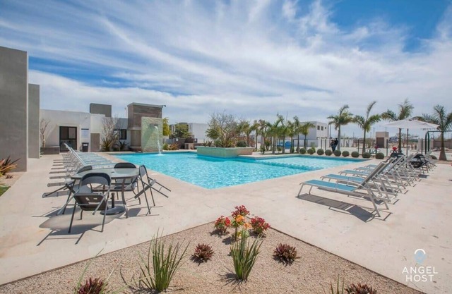 Relaxing Getaway, Pool Access, BBQ and Smart TV