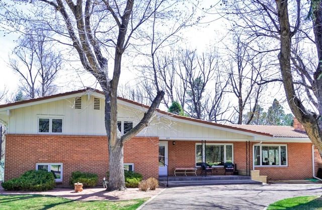 Relaxing Home with Private Hot Tub, Fast WiFi, Gas Fireplace, and Washer/Dryer