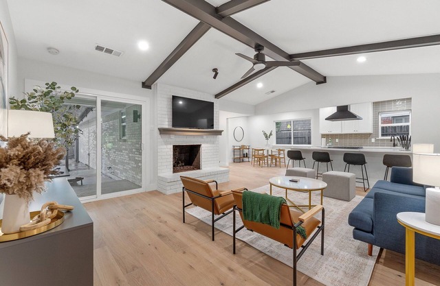 Relaxing home with heated Pool and Spa & photo wall