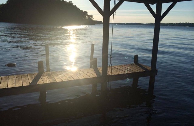 Relaxing Lake Front property with sandy beach! 5 mins from public boat launch