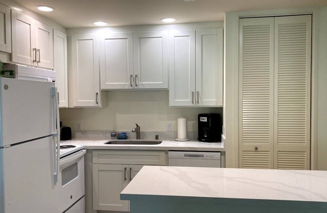 Relaxing Legal Turtle Bay Condo - newly renovated kitchen/bathroom.