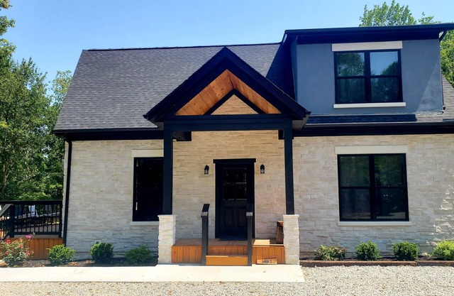 Relaxing luxury lodge, 4-bedroom retreat with WiFi, AC in Logan