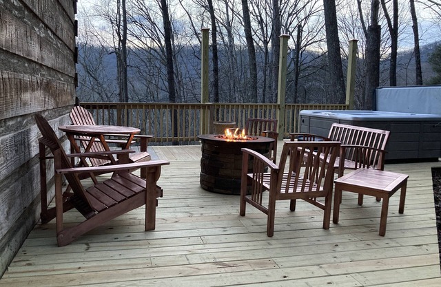 Relaxing mountain cabin w/hot tub, fire table, and WiFi!