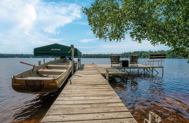 Relaxing Refuge ~ Lakefront ~ Dogs ~ WiFi ~ AC ~ Remote but Not Far