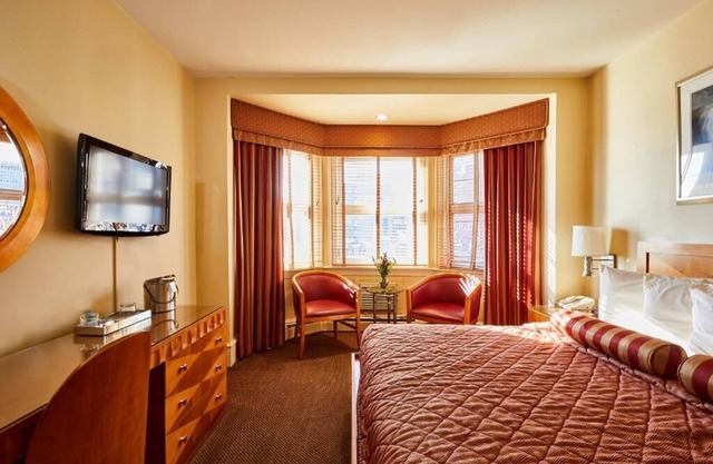 Relaxing Room in Historic Philly Close to to Downtown | Free Breakfast