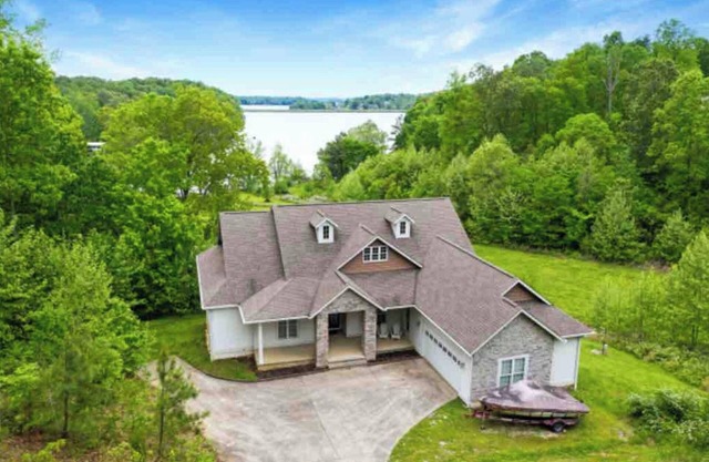 Relaxing & spacious waterfront home on Barkley Lake with 5 Bedrooms and 4 Baths