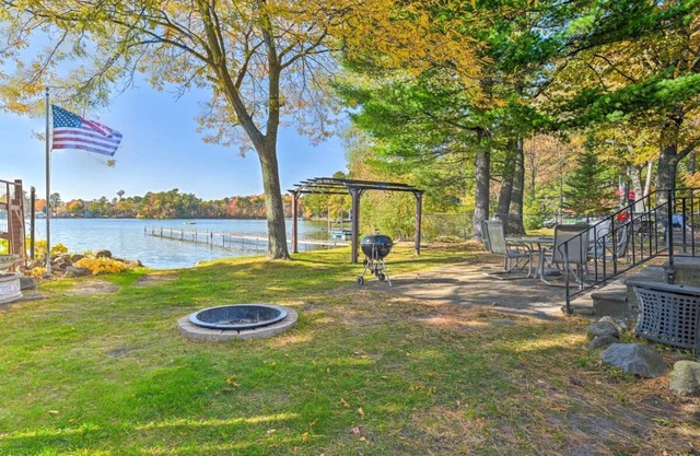 Relaxing Taylor Lake Retreat directly on the Chain of Lakes
