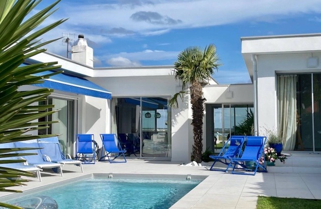 Relaxing villa with pool and peaceful views on the bay and its tides