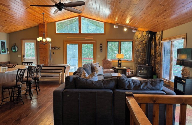 Relaxing Year-Round Lakefront Retreat! Newly Remodeled Kitchen!