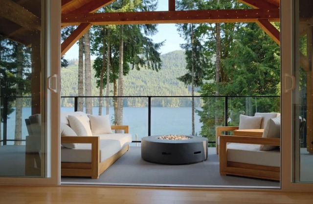 Relaxing Youbou lake house retreat w/hot tub + outdoor fire pit