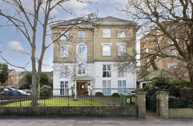 Remarkable 2-bedroom Apartment With an Ensite