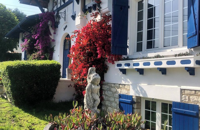 Remarkable Neo Basque house, Bayonne town center, 800m² heated swimming pool