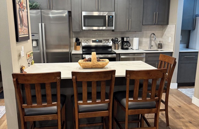 Remodeled 1 Bedroom Condo Short walk to Cabriolet Mountain views from unit