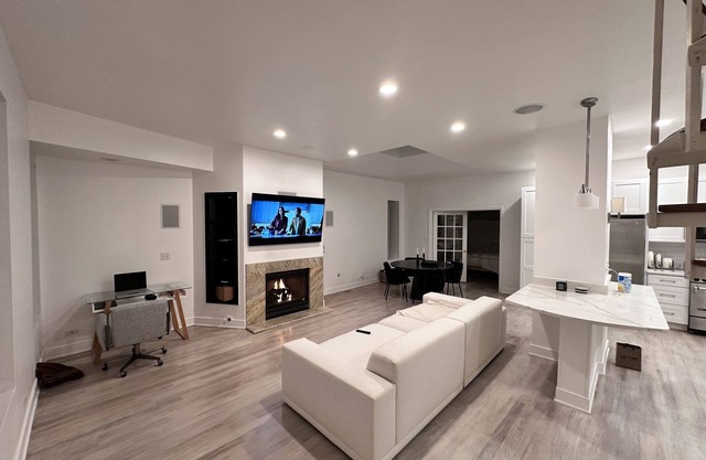 Remodeled 3 story entire townhouse available in the heart of Lincoln Park.
