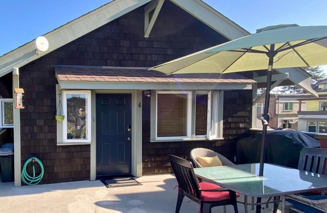 Remodeled and close to ferry & farmer’s market!