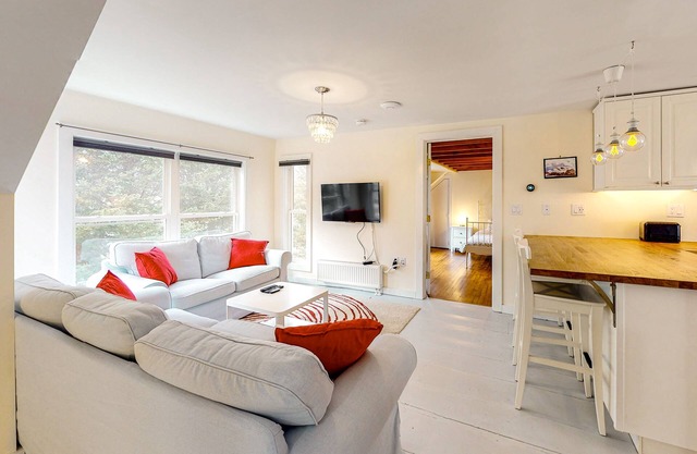 Remodeled condo with shared washer/dryer - walk to dining & ski lift bus pickup