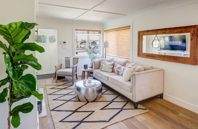 Remodeled cottage, near USD and all of San Diego's main attractions.