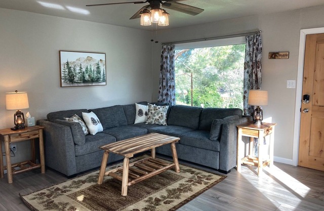 Remodeled Cottage/Shared Pool/Walk to Town