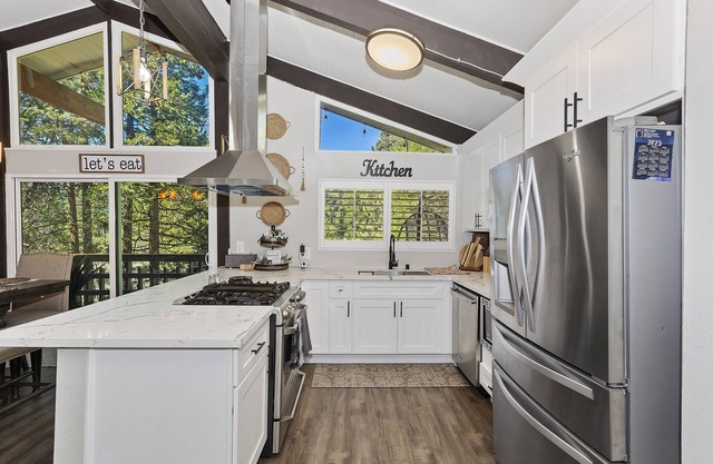 Remodeled, Cozy Chalet w/Hot Tub, fire pit & Central A/C & Heat
