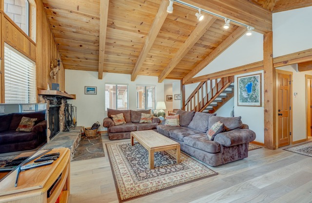Remodeled home with private hot tub, pool access & free ski shuttle