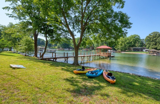 Remodeled Lake Norman house on quiet, deep water cove