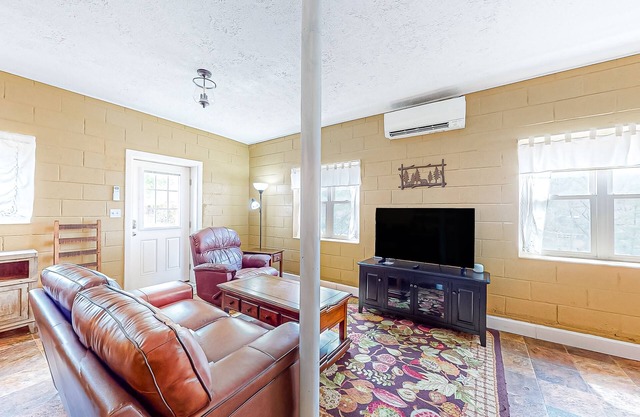 Remodeled mountain studio close to downtown with full kitchen, firepit, & patio