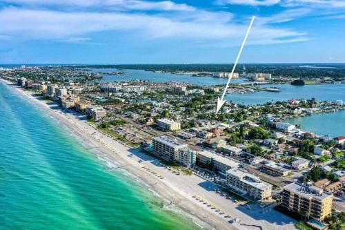 Remodeled Pet Friendly Condo, 1 Block to Beach Access, Walkable to Restaurants! Fall Promo for Mondays & Thursdays!