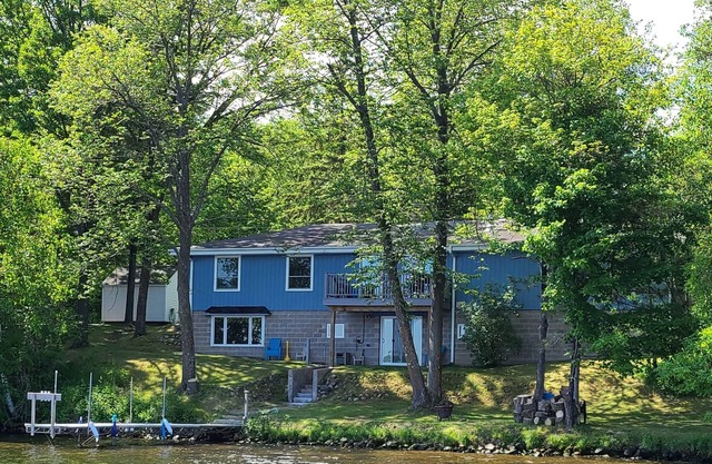 Remodeled, welcoming 3 BR/2BA vacation home on beautiful Big Chetac