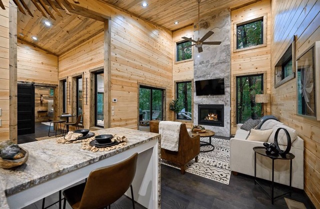 Remote Couple Retreat | Hot Tub, Gym & Pool
